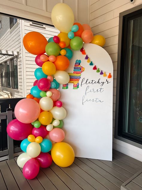 Taco Bar First Birthday Party, First Fiesta Photo Backdrop, Taco Bar 1st Birthday Party, Fiesta Party Backdrop Ideas, Fiesta Theme Party Balloon Arch, Fiesta Arch Backdrop, Mexican Garland Balloons, First Fiesta Balloons, First Mexican Birthday Party