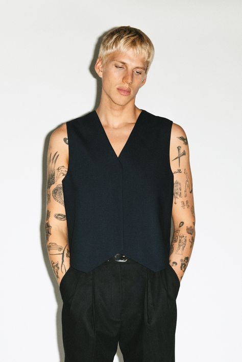 A minimalist suit vest constructed in lightweight wool. Expertly tailored to be worn solo for a rebellious take on traditional 3-piece suiting. Men Vest Outfits Casual Street Styles, Vest Men Outfit, Suit Vest Outfits, Men Vest Outfits, Vest Street Style, Andro Fashion, Vest Outfits Men, Rave Outfits Men, Party Outfit Men