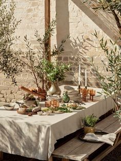 Greek Table Setting, Provence Food, Provencal Decor, Summer Table Decorations, Tuscan Style Homes, Terracotta Bowl, Hm Home, Tafel Decor, Under The Tuscan Sun