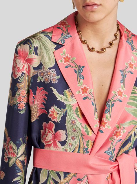 Silk twill wraparound jacket with floral print. This model features a detachable belt at the waist.• Regular fit• Classic lapels• Fastened with detachable belt• Small side slip pockets • The model is 5’10” (178 cm) tall and wears a size 40 (IT)• Made in Italy • 100% silk Denim Sweatshirt, Sets Summer, Poncho Jacket, B Fashion, Model Features, Best Wallet, Summer Prints, Fragrance Collection, Belt Accessories