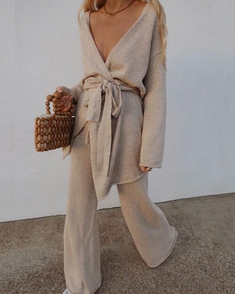 status:LUSSO on Instagram: “STYLE INSPIRATION  Loungewear by @alexandra__sage 👌 .... #styleoftheday #streetfashion #minimalstyle #minimalism #neutrals #neutralstyle…” Belted Sweater, Mein Style, Pantalon Large, Sweater Set, Look Fashion, Outfit Inspirationen, Knit Cardigan, Leg Pants, Knit Sweater