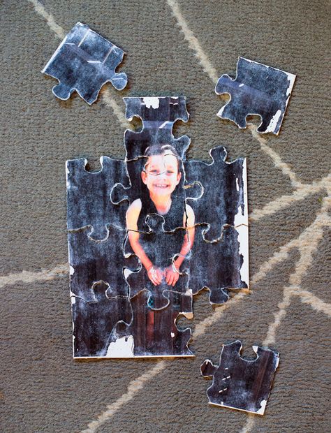 Making your own photo puzzle is easy (and so cheap you won't believe it) Diy Puzzles For Adults, Crafts With Puzzle Pieces Diy, Diy Picture Puzzle, Puzzle Decorations, Laminator Crafts, Fun Homemade Gifts, Homemade Gifts For Friends, Diy Stocking Stuffers, Diy Stockings