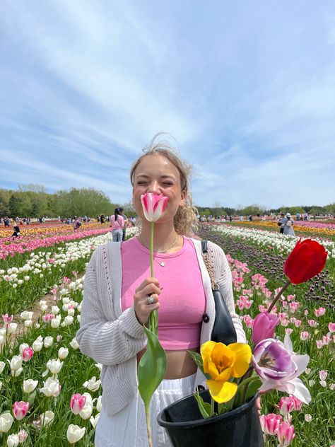 summer outfit inspiration. Flower bouquet aesthetic at tulip farm. summer sunshine and summer girl outfits Tulip Farm Outfit Cold, Tulip Garden Outfit Ideas, Tulip Picking Aesthetic, Tulip Farm Outfit Ideas, Keukenhof Gardens Outfit, Tulip Festival Outfit Ideas, Tulip Farm Pictures, Tulip Picking Photos, Tulip Field Outfit Ideas