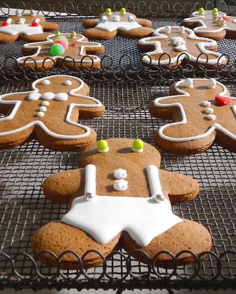 Gingerbread Men Cookies - Martha Stewart Recipes - using Truvia Traditional Christmas Baking, Gingerbread Man Cookie Recipe, Gingerbread House Icing, Gingerbread Man Recipe, Ginger Bread Cookies Recipe, Man Cookies, Gingerbread Man Cookies, Golden Syrup, Gingerbread Men