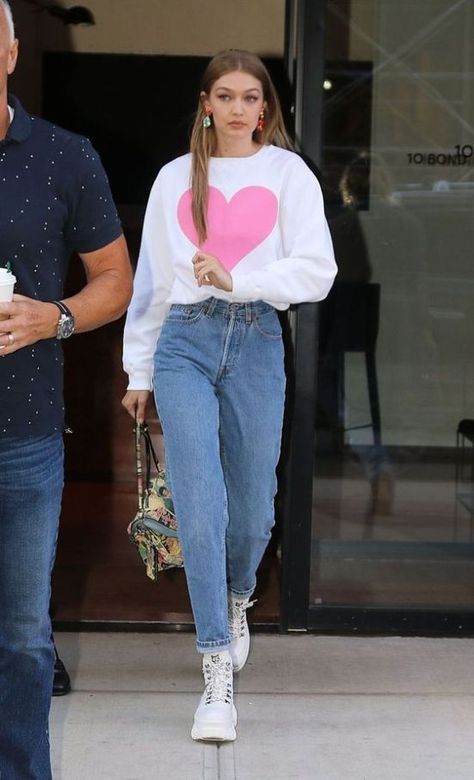 10 Gigi Hadid Outfits That You Need To Steal - Society19 Gigi Hadid Jeans Outfit, جيجي حديد, Gigi Hadid Street Style, Gigi Style, Gigi Hadid Outfits, Gigi Hadid Style, Hadid Sisters, Hadid Style, Celebrity Street Style