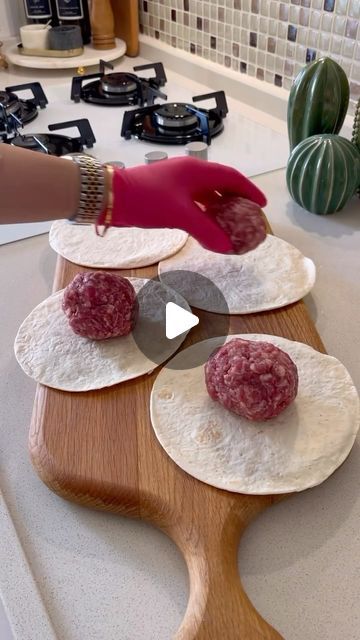 Keto Made Easy on Instagram: "Say “YES” if you would eat this 😋 Use Low carb tortillas Credit 🎥 @hemsirenin_blogu Follow them for this recipes and more ❤️ - 💁 Did you know? 💡 If you want to lose several lbs in the first week alone with ketolifestyle. You can click link in our bio to get Everything You Need for keto Success. Just imagine… 28 days from now, you will have successfully completed the Keto Challenge. With 4-week Keto plan, 7 guide books, and 3 bonus guides. You’re never left to figure things out on your own. >>> LINK IN BIO 🙌🏼 @keto_guide_ Not only will you feel a huge sense of accomplishment, you’ll: ▪️Be lighter and thinner (it’s not uncommon to lose 20+ lbs!) ▪️Have more energy than you’ve felt in years. ▪️Be sleeping better and feeling more rested when you wake up. ▪️N Low Crabs Meals Easy, Low Carb Meals Vegetarian, Low Carb Recipes Videos, New Years Recipes, What To Eat For Dinner, Simple Keto Recipes, Keto Guide, Pain Pita, Keto Success