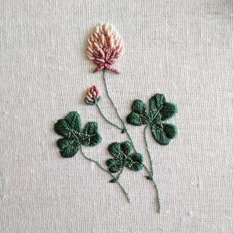 clover embroidery Haft Vintage, Brazilian Embroidery Stitches, Hardanger Embroidery, Pola Sulam, Learn Embroidery, Brazilian Embroidery, Types Of Embroidery, Embroidery Supplies, Hand Embroidery Pattern