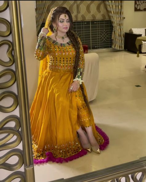 Mehandi outfit Mehndi Bride Outfit, Mehndi Dress Designs, Mayon Dress, Mehendi Brides, Nikah Ideas, Shadi Decor, Mehndi Inspiration, Mehandi Outfit, Mehandi Dress