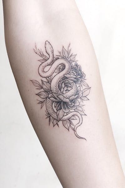 Snakes Tattoo For Women, Fine Line Snake And Flower Tattoo, Snake Fine Line Tattoo, Snake Tattoo Fine Line, Pretty Snake Tattoo, Flower And Snake Tattoo, Fine Line Snake Tattoo, Flower Snake Tattoo, Snake And Flower Tattoo