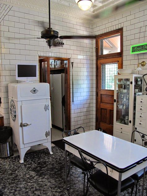 1920s Kitchen, Mini Cottage, Living Tv, Vintage Industrial Decor, Vintage Dining Room, Brick Walls, Antique Kitchen, Old Kitchen, Vintage Interiors