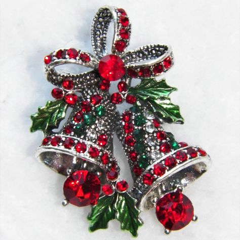 ~Beautiful Vintage Style Silver Holiday Bells Brooch Christmas Pin ~Sparkling Red, Green & Crystal Rhinestone Bells W/ Red Rhinestone Bow ~Red Rhinestone Moving Articulating Bell Clappers ~Adorned W/ Green Enamel Ivy W/ Red Rhinestone Berries ~Antiqued Silver On Nickel Free Alloy ~Easy Open/Close "C" Clasp Closure ~Measures 1 1/2" X 1 1/4" ~Presented In Silver Snowflake Gift Pouch General Cleaning Instructions: Wipe With A Damp Cloth, Dry With A Soft Cloth. Do Not Immerse In Water Or Jewelry Cle Christmas Trinkets, Christmas Suit, Suit Pin, Crystal Christmas Tree, Classic Christmas Tree, Christmas Brooch, Christmas Jingles, Bell Design, Christmas Pins