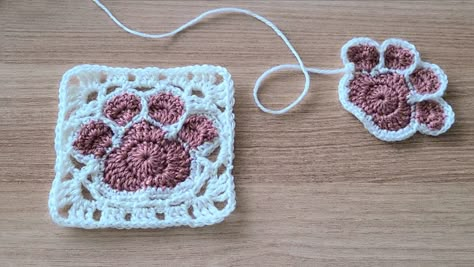 Crochet Paw Square Blanket Free Pattern + Video Paw Granny Square, Crochet Dog Paw, Paw Crochet, Square Crochet Blanket, Granny Square Crochet Patterns Free, Crochet Dog Patterns, Paw Pattern, Crochet Blanket Designs, Crochet Easy