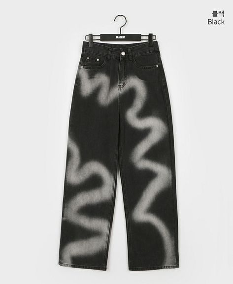 Bleach Trousers Ideas, Denim Pants Diy, Reworked Clothes, Painted Clothes Diy, 90s Runway Fashion, Denim Inspiration, Diy Clothes Design, Casual Outfit Inspiration, Painted Jeans