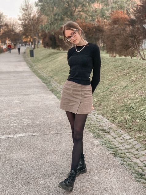 Brown Skirt With Tights, Womens Outfits With Tights, Brown Skirt With Black Tights, Brown Skirt Black Tights, Short Skirts With Tights, Gray Plaid Skirt Outfit, Cordory Skirt Outfit, Cute Museum Outfits, Skirt And Tights Outfit Winter