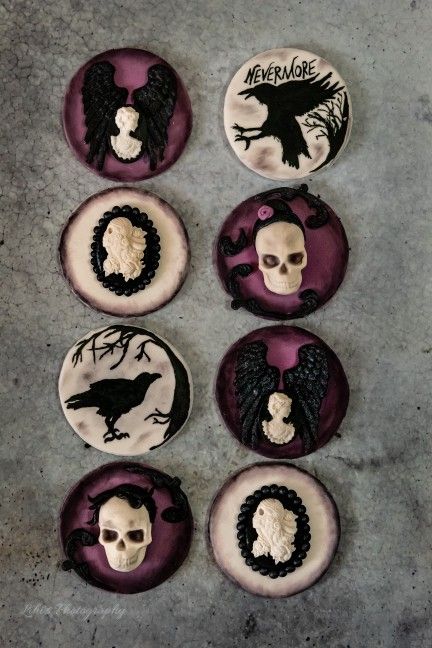 Gothic cupcake toppers, inspired by Edgar Ellen Poe's the Raven. Halloween cupcakes Gothic Cookies, Gothic Treats, Goth Chocolate, Goth Cupcakes, Gothic Desserts, Gothic Bakery, Gothic Cupcakes, Goth Food, Gothic Food