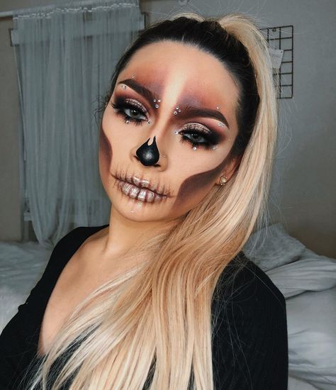 VANESSA VEGA on Instagram: “GLAM SKULL ✨💀 Tutorial will be up this week on my @makeup.veee page. So for all my pretty girls that need something cute and easy I GOT…” Halloween Makeup Cat, Pretty Halloween Makeup Looks, Skull Tutorial, Pretty Halloween Makeup, Easy Halloween Makeup Ideas, Glam Skull, Unique Halloween Makeup, Brown Matte Lipstick, Vegas Makeup