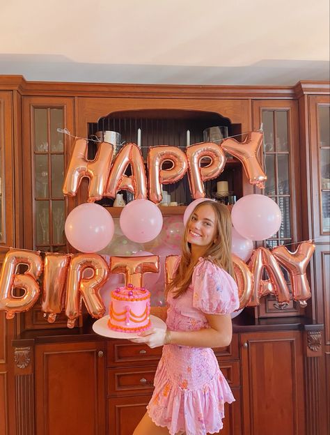 Birthday Themes Preppy, 17 Birthday Dress, Birthday Dress Aesthetic, Anna Birthday Party, 17 Birthday, Sweet Sixteen Birthday Party Ideas, 17th Birthday Ideas, Preppy Party, Cute Birthday Pictures