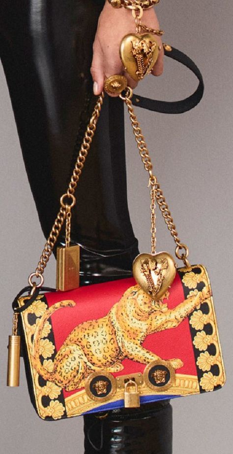 Pre-Fall 2018 Versace Italian Handbags, Versace Bag, Luxury Leather Bag, Unique Purses, Perfect Handbag, Versace Bags, Handbag Heaven, Women's Handbags, Kate Spade Handbags