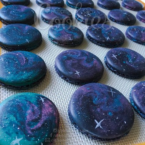 Galaxy Macarons, Themed Macarons, Galaxy Cookies, Space Halloween, Cake Macarons, French Macarons Recipe, Star Wars Cookies, Macarons Recipe, Dessert Items