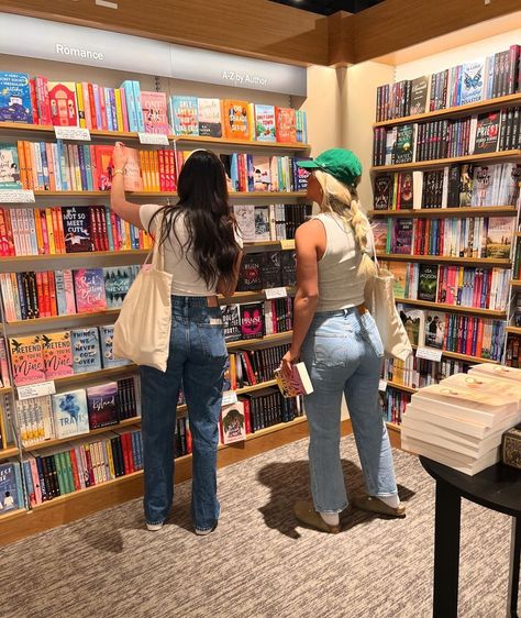 Photos In Bookstore, Bookstore Friends, Booktube Aesthetic, Book Shopping Aesthetic, Book Club Outfit, Book Club Aesthetic, Bookish Fashion, Library Friends, Book Besties