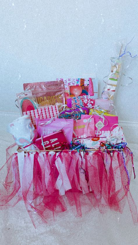 Sorority Big Sister Gifts Ideas, Big Little Date Ideas, Big And Little Baskets Ideas, Alpha Phi Big Little Baskets, Bid Day Baskets, Pink Big Little Basket, Phi Mu Big Little Baskets, Big Baskets Sorority, Cute Big Little Baskets