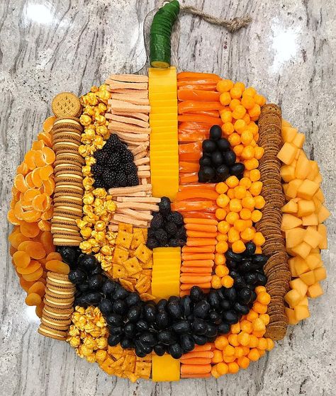 Halloween Punch For Kids, Punch Halloween, Plat Halloween, Halloween Charcuterie Board, Sugary Treats, Pumpkin Snack, Easy Halloween Snacks, Halloween Charcuterie, Dessert Halloween