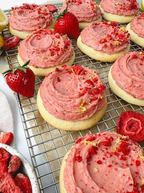 Fresh Baked Cookies Aesthetic, Cookie Ideas For Birthday, Strawberry And Lemon Desserts, Cute Treat Ideas, Girly Baking Aesthetic, Cookie Recipes Strawberry, Strawberries And Cream Cookies, Bakery Baked Goods, Chocolate Strawberry Recipes