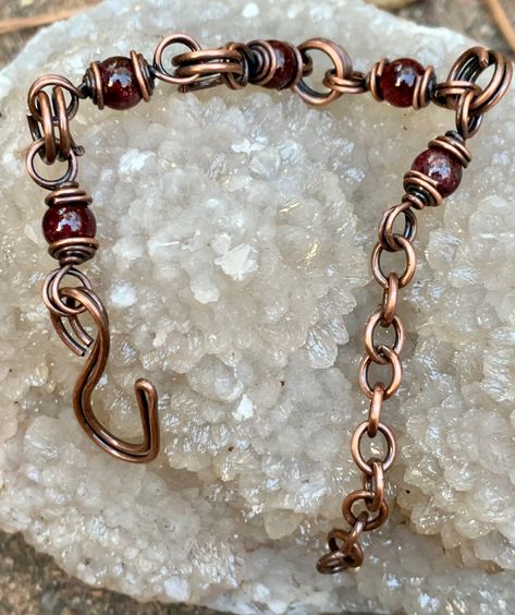 Handmade Double Copper Links Bracelet with deep red Garnet Beads. Wired Necklaces, Diy Jewelry Clasp, Wirewrap Jewelry, Copper Jewelry Diy, Copper Wire Bracelet, Handmade Copper Bracelet, Rustic Bracelet, Wire Jewelry Patterns, Copper Bracelets