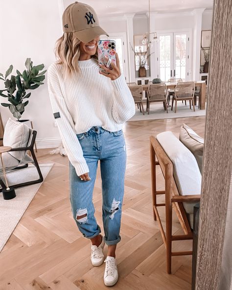 Cream Sweater White Jeans Outfit, Tan Cap Outfits For Women, Cream Sweater Outfit Fall, Neutral Baseball Cap Outfit, Medium Jeans Outfit, Cream Sweater Fall Outfits, Fall Mom Jeans Outfit Casual, Mom Jean Sweater Outfit, Womens Simple Outfits