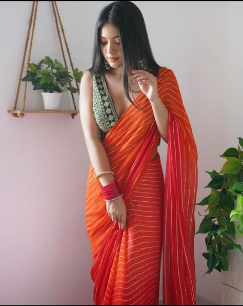 Saree Styling, Sarees For Girls, Saree Wearing Styles, Simple Saree Designs, Fashionable Saree Blouse Designs, Fancy Sarees Party Wear, Indian Saree Blouses Designs, Simple Sarees, Indian Fashion Saree