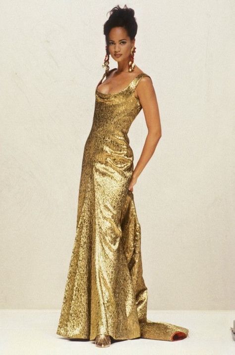 Jean-Louis Scherrer - Fall 1993 Couture Gold And Silver Outfit Fashion, Golden Outfit Aesthetic, Gold Runway Dress, Vintage Runway Fashion, Runway Gowns, Gala Outfit, Runway Fashion Couture, Original Supermodels, Golden Dress