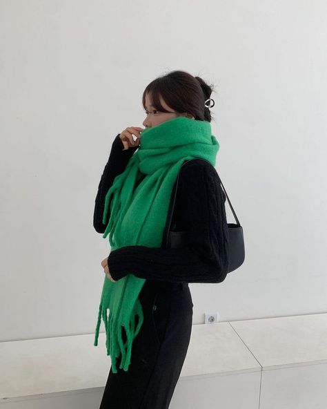 Green Scarf Outfit, Winter Travel Wardrobe, Scarf Aesthetic, Fall Attire, Scarf Outfit, London Outfit, Green Scarf, Rachel Zoe, Outfit Inspo Fall