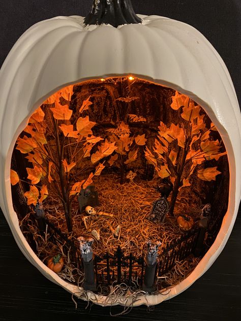 Halloween Scene Pumpkin Carving, Diy Light Up Halloween Decorations, Halloween Cloche Ideas Dollar Tree, Pumpkin Diorama Diy, Miniature Halloween Village Diy, Terrarium Ideas Halloween, Pumpkin Diorama Ideas, Pumpkin Scene Ideas, Pumpkin Diorama Halloween