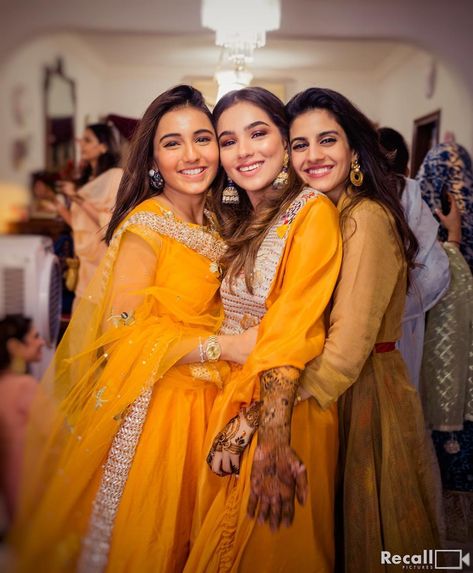 Fashion & Beauty Influencer Aaliya Of The Image Code Got Married. Pictures Here! #shaadiwish #indianwedding #celebritywedding #muslimwedding #muslimbride #bridalwear #bridesmaids #bridesmaidsoutfits #bridesmaidsphotoshoot #aaliyanensey #fashionblogger Bridesmaid Poses, Bridesmaid Photoshoot, Sisters Photoshoot Poses, Sister Photography, Sister Poses, Mehendi Outfits, Bridal Photography Poses, Sisters Photoshoot, Bride Photography Poses