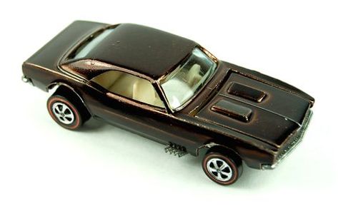 hot-wheels-brown-camaro-redline-1968 Chevrolet Camaro Black, Camaro Black, Hot Wheels Display Case, Custom Camaro, Hot Wheels Treasure Hunt, Hot Wheels Display, Hot Wheels Cars Toys, Vintage Hot Wheels, Hot Wheels Toys