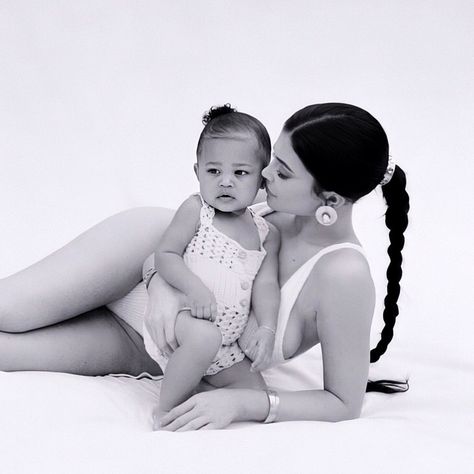 Kylie Jenner Family Photoshoot, Mom And Daughter Photoshoot, Mommy Daughter Photography, Mommy Daughter Photoshoot, Mother Son Photos, Kylie Jenner Fotos, Mommy Daughter Pictures, Human Hair Ponytail Extensions, Human Hair Ponytail