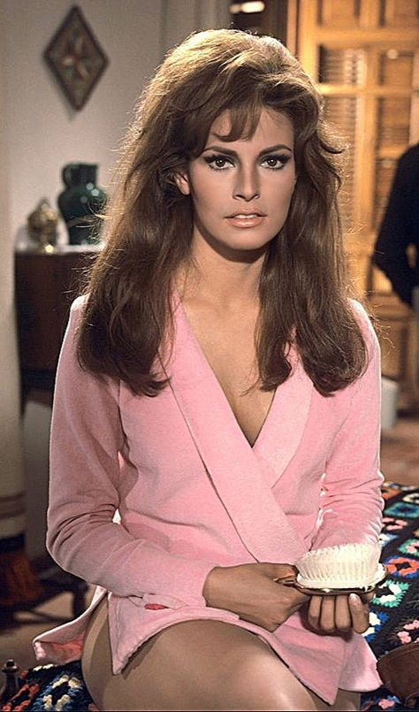 Raquel Welch 1960s, Rachel Welch, 60’s Style, Red Hair Woman, Classic Actresses, Raquel Welch, Curvy Women Jeans, Hollywood Star, Old Hollywood Glamour