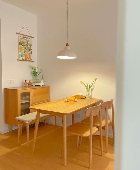 Ruang Makan Aesthetic, Muji Living Room, Dining Room Decor Ideas, Cozy Lighting, Small House Interior, Minimalist Dining Room, Kitchen Decor Apartment, Dream Apartment Decor, Small Kitchen Decor