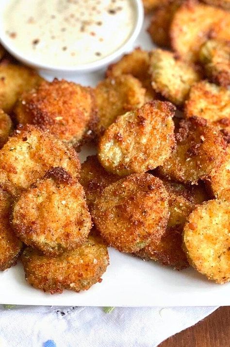 Spicy Late Night Snack, Bar Appetizers Ideas, Spicy Fried Pickles, Low Carb Fried Pickles, Fried Jalapeno Slices, Bar Food Appetizers, Snacks Late Night, Pickle Fries, Easy Fried Pickles