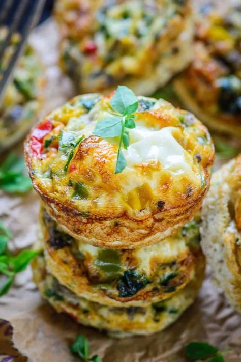 Make these healthy, freezer-friendly egg white muffins in under 20 minutes and serve as a protein-packed breakfast or quick snack (gluten-free). Egg White Frittata, Egg White Muffins, Hard Boiled Eggs Diet, Egg White Recipes, Morning Meals, Packed Breakfast, Breakfast Crockpot Recipes, Breakfast Quiche Recipes, Healthy Breakfast Muffins