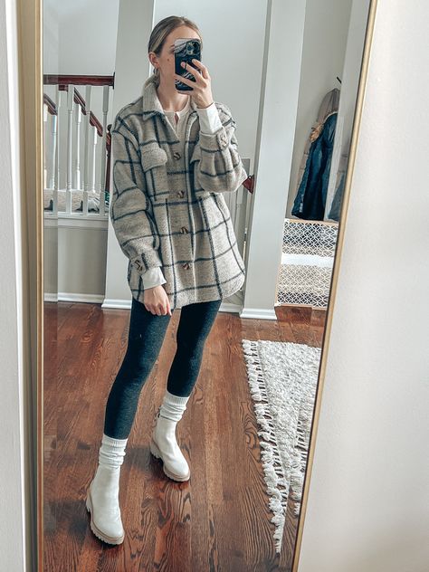 Lug Boot Outfit Fall, Lugs Boots Outfit, White Lug Boots Outfit Winter, Chelsea Rainboots Outfit, Cream Chelsea Boots Outfit Winter, Tan Lug Boots Outfit, How To Style Lug Sole Boots, White Lug Sole Boots Outfit, Outfit With Shacket