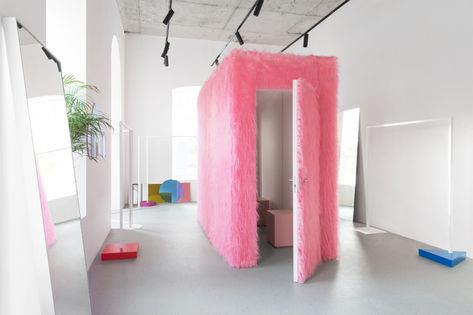 Style Californien, Magic Room, Fashion Showroom, Store Concept, Design Café, Pink Fur, Showroom Design, Interior Rugs, Retail Interior