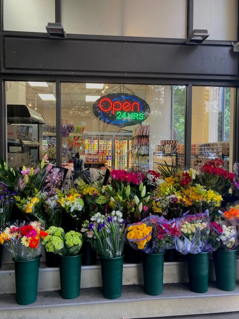 #floreria #flores #super #newyork #flowers #nyc #summer #vibes #nyclife #nycstreets #market #flowermarket #travel #newplaces #colors #spring New York Flower, New York Vibes, Nyc Summer, Nyc Street, Nyc Life, Flower Market, Summer Vibes, Vision Board, New York