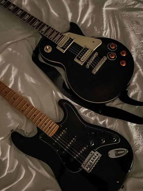 Electric guitars. Gibson. Les Paul. Two Black Cats, Epiphone Guitars, Favorite Animal, Gibson Les Paul, Electric Guitars, Les Paul, Animal Memes, Gibson, Electric Guitar