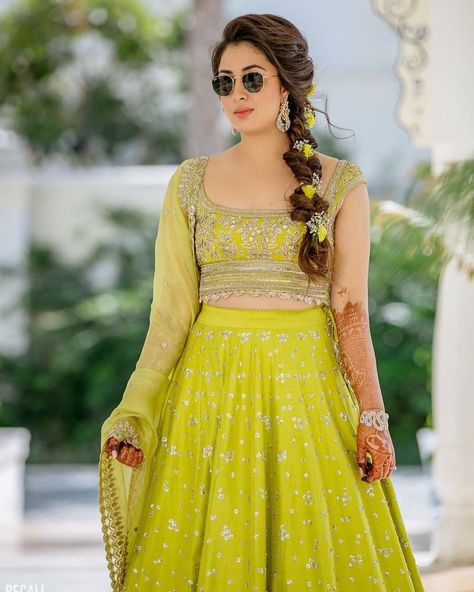 25  Hassle-free Hairstyles for Every Summer Bride Mehendi Looks For Bride, Haldi Look For Bride, Lehenga Hairstyles, Stylish Bride, Bridal Hairdo, Black Lehenga, Summer Bride, Green Lehenga, Lilac Wedding