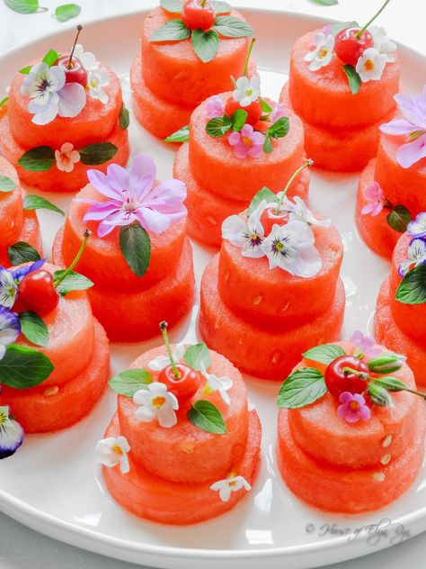 Small Watermelon Cake, Watermelon Party Food, Watermelon Platter, Watermelon Fruit Cake, Watermelon Appetizer, Watermelon Cakes, Watermelon Wedding, Watermelon Dessert, Mini Watermelon