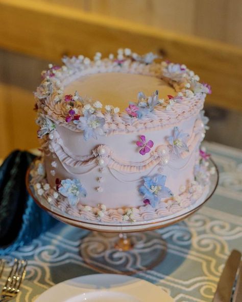 Lilac Bridal Shower Cake, Bridgerton Theme Birthday Cake, Purple Flowers Wedding Cake, Bridgeton Cake Ideas, Pastel Flower Wedding Cake, Bridgerton Cakes Ideas, Bridgerton Cake Design, Wedding Cake Bridgerton, Bridgerton Inspired Wedding Cake