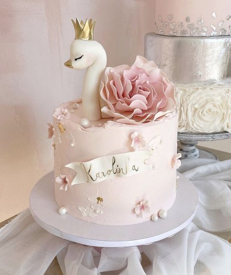 Tort Baby Shower Girl, Swan First Birthday Party, Swan Baby Shower Ideas, Swan Birthday Party Ideas, Swan Birthday Cake, Swan Cakes, Swan First Birthday, Swan Princess Birthday