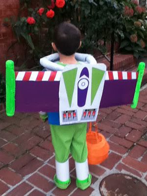 Upcycle Us: Buzz lightyear costume for halloween made of UPS and Fedex envelopes Buzz Lightyear Halloween Costume, Disfraz Toy Story, Best Diy Halloween Costumes, Punny Halloween Costumes, Easy College Halloween Costumes, Buzz Lightyear Costume, Popular Halloween Costumes, Diy Halloween Costumes For Kids, Homemade Halloween Costumes