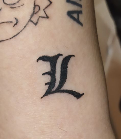 Anime Inspo Tattoo, Japanese Anime Tattoo Design, L Lawliet Tattoo, Anime Related Tattoos, Deathnote Tattoo Ideas, Anime Simple Tattoo, Anime Finger Tattoos, 7ds Tattoo, Simple Anime Tattoo Ideas